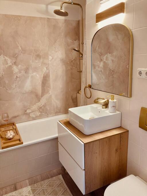 Amalfi Home - Stylish Apartment With Terrace Шёнефельд Экстерьер фото
